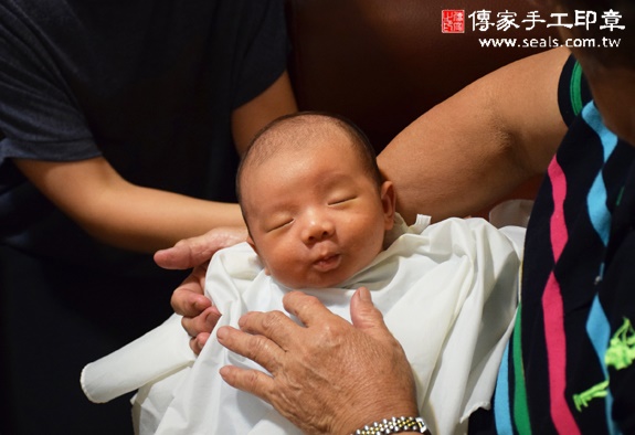 張寶寶(台中太平區到府嬰兒寶寶滿月剃頭理髮、免費到府嬰兒剃胎毛儀式吉祥話)。到府剃頭剃胎毛主持、專業拍照、DVD光碟、證書。★購買「臍帶章、肚臍章、胎毛筆刷印章」贈送：剃頭、收涎、抓周，三選一。2015.11.15 照片15